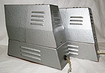 В ранних модификациях Огонька на боковой крышке было 4 прорези для вентиляции