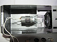 На фильмоскопе Радуга крепление патрона с лампой к корпусу сделано из тонкого металла, поэтому юстировка лампы легко сбивается. Расположение лампы нестандартное и не очень удобное