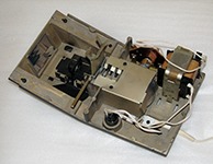 На фильмоскоп Дэфи установлен блок линз конденсора с лампой, объектив и ручка резкости
