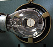 На фильмоскопе Ф-68 для правильной настройки лампы нужно расположить её точно по центру оптической оси