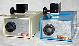 Два фильмоскопа ФД-2 в сравнении. Синий - упрощённая модификация конца 80х. Обратите внимание, что у него на шильдике отсутствует знак качества СССР