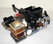 Вид на трансформатор и привод механизма переключения диапозитивов диапроектора Пеленг 500К