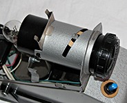 картонная шайба позволяет убрать люфт объектива на фильмоскопе Светлячок